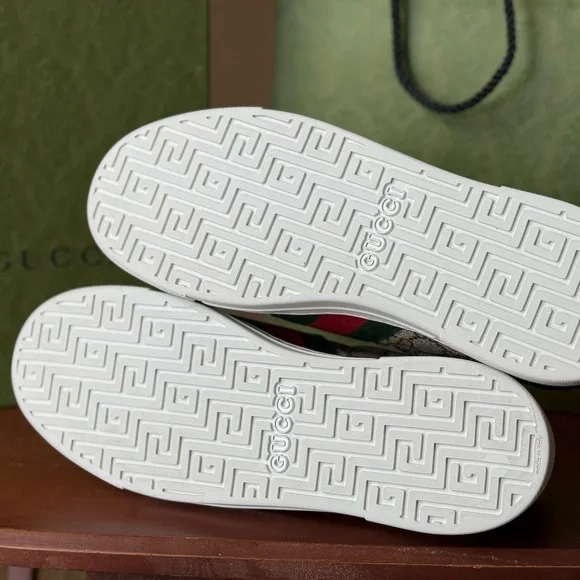 Gucci Men's Beige Sneakers with Green and Red Stripes - Picture 7 of 11